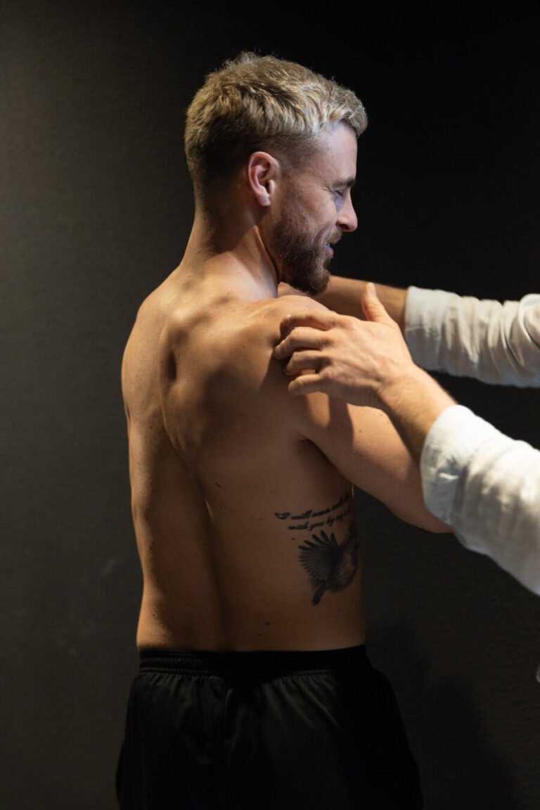 Man krijgt behandeling bij gewrichtspijn