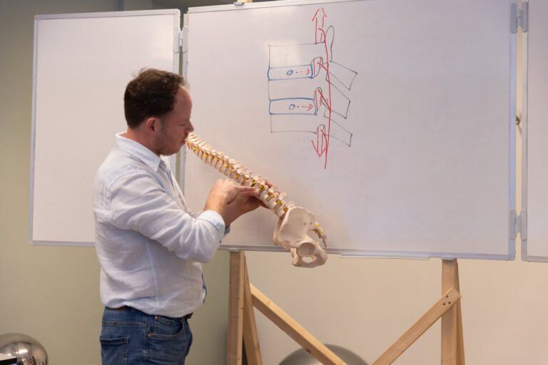 Robert geeft een uitleg over de wervelkolom