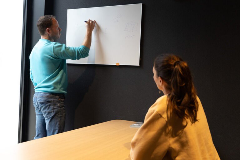 Robert legt uit door middel van een whiteboard