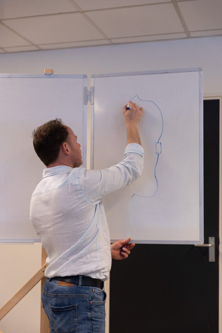 Robert tekent op een whiteboard